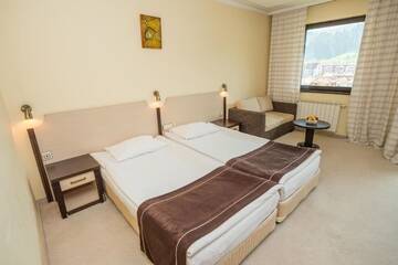 Фото номера Двухместный номер с 2 отдельными кроватями Отель Rhodopi Home Hotel - Half Board г. Чепеларе 9