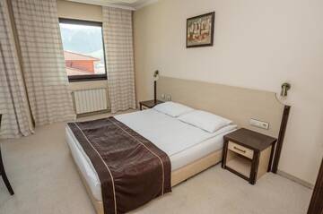 Фото номера Двухместный номер с 2 отдельными кроватями Отель Rhodopi Home Hotel - Half Board г. Чепеларе 12