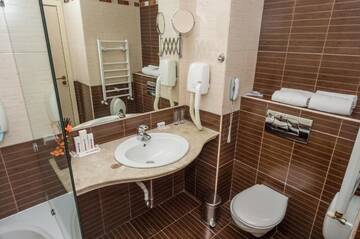 Фото номера Двухместный номер с 2 отдельными кроватями Отель Rhodopi Home Hotel - Half Board г. Чепеларе 10