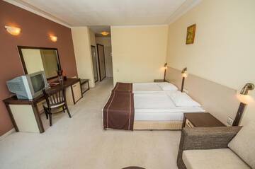 Фото номера Двухместный номер с 2 отдельными кроватями Отель Rhodopi Home Hotel - Half Board г. Чепеларе 13