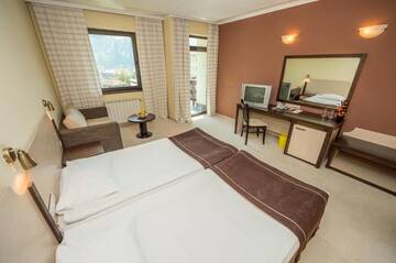 Фото номера Двухместный номер с 2 отдельными кроватями Отель Rhodopi Home Hotel - Half Board г. Чепеларе 15