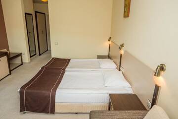 Фото номера Двухместный номер с 2 отдельными кроватями Отель Rhodopi Home Hotel - Half Board г. Чепеларе 7