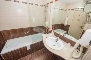 Фото номера Двухместный номер с 2 отдельными кроватями Отель Rhodopi Home Hotel - Half Board г. Чепеларе 4