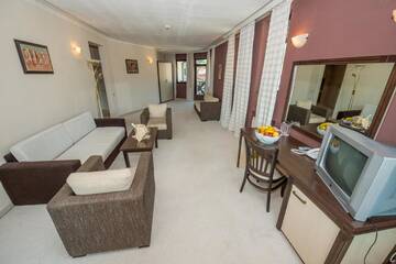Фото номера Апартаменты с 1 спальней Отель Rhodopi Home Hotel - Half Board г. Чепеларе 5