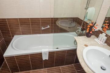 Фото номера Двухместный номер с 2 отдельными кроватями Отель Rhodopi Home Hotel - Half Board г. Чепеларе 3