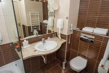 Фото номера Двухместный номер с 2 отдельными кроватями Отель Rhodopi Home Hotel - Half Board г. Чепеларе 2