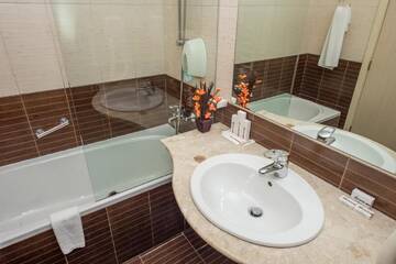 Фото номера Двухместный номер Делюкс с 1 кроватью Отель Rhodopi Home Hotel - Half Board г. Чепеларе 4