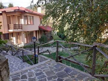 Фото номера Вилла с 3 спальнями Гостевой дом Rodopi Houses г. Чепеларе 2
