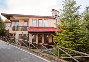 Фото номера Вилла с 3 спальнями Гостевой дом Rodopi Houses г. Чепеларе 13