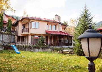 Фото номера Вилла с 3 спальнями Гостевой дом Rodopi Houses г. Чепеларе 12