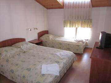Фото номера Трехместный номер Гостевой дом Guest House Karov - 2 Stars г. Чепеларе 2